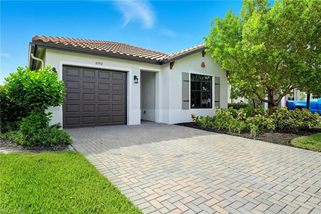 8992 Madrid CIR NAPLES, FL 34104