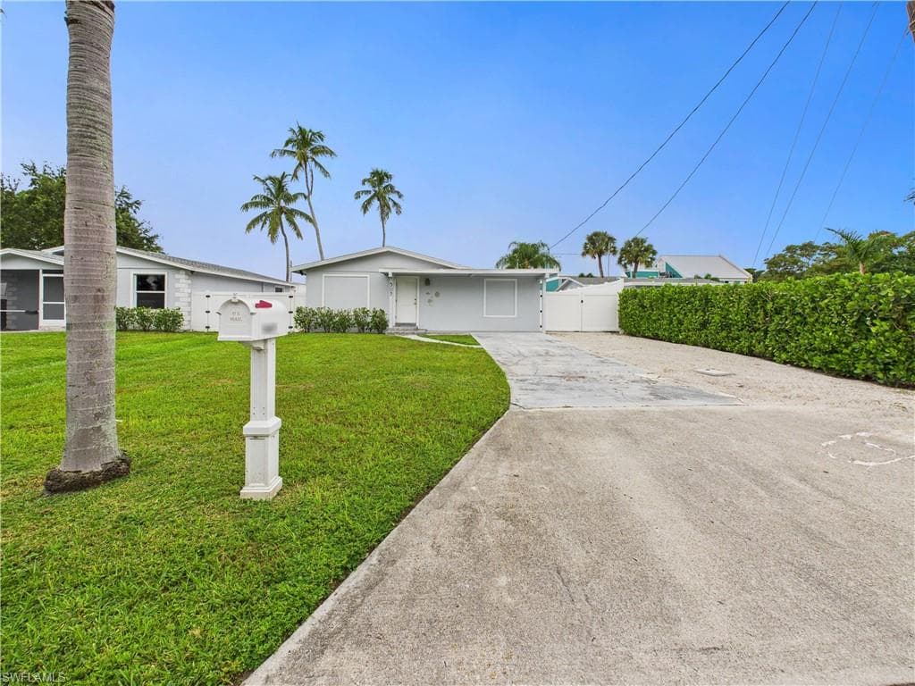 567 13th ST N NAPLES, FL 34102