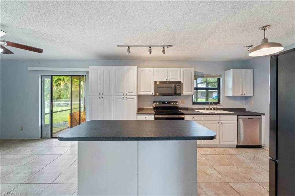 2213 SE 7th ST CAPE CORAL, FL 33990