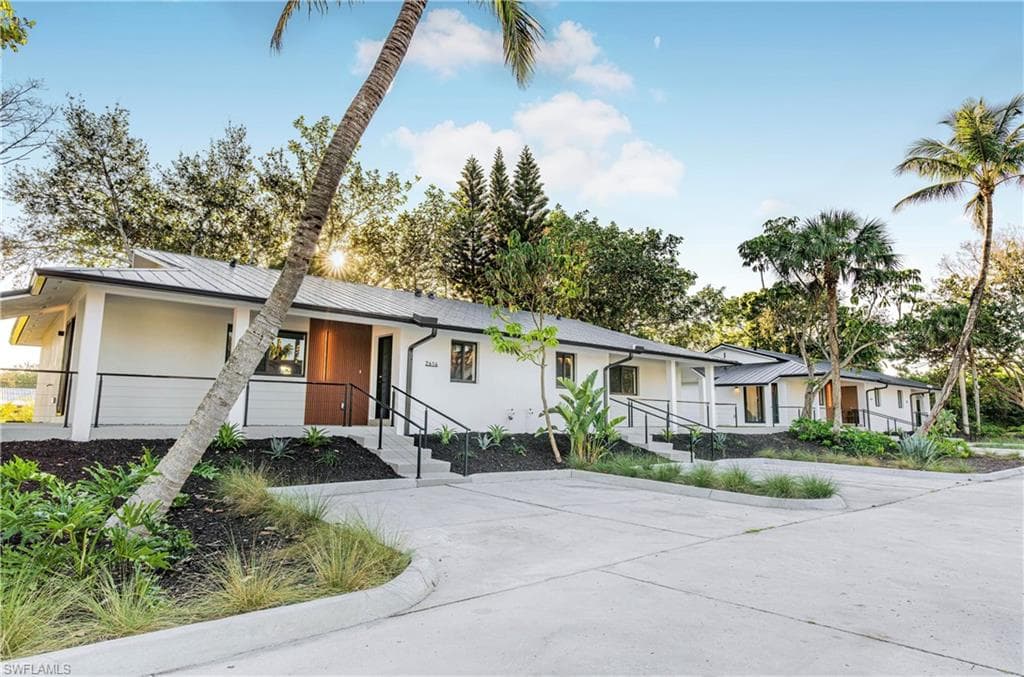 2616 Lakeview DR NAPLES, FL 34112