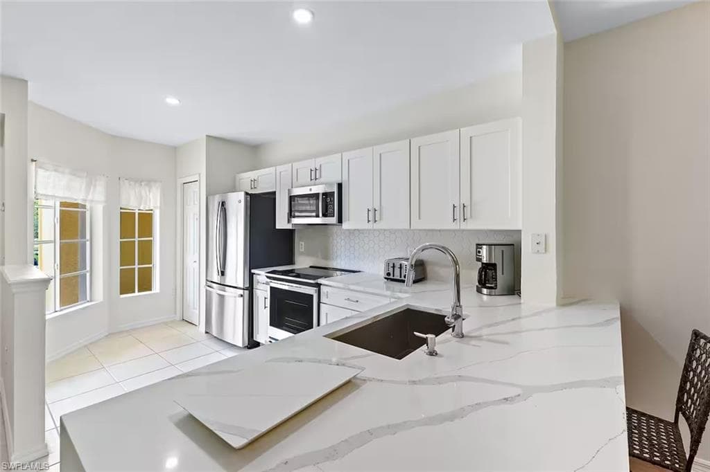 9185 CELESTE DR 204 NAPLES, FL 34113