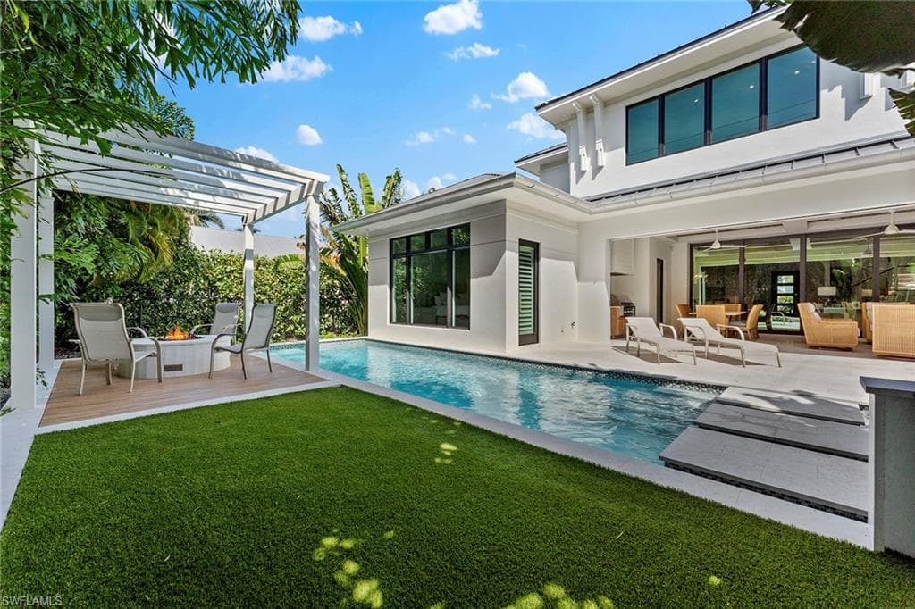 644 Lake DR NAPLES, FL 34102