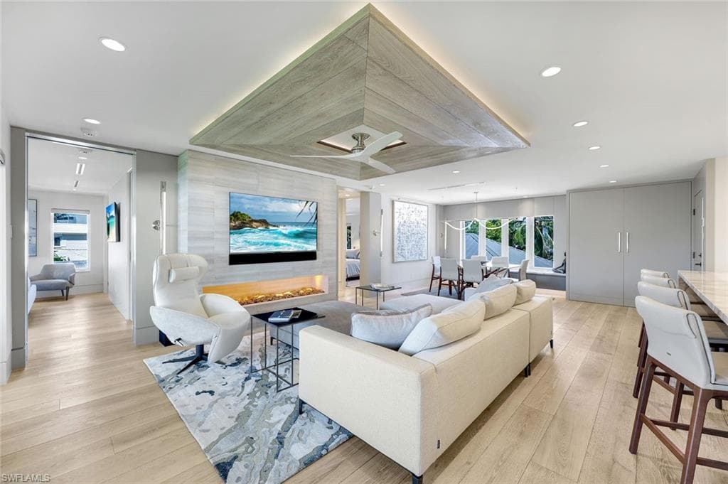 295 5th AVE S NAPLES, FL 34102
