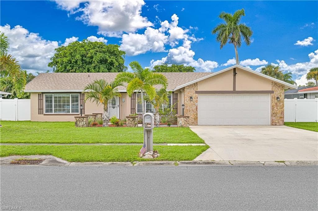 1462 N Larkwood SQ FORT MYERS, FL 33919