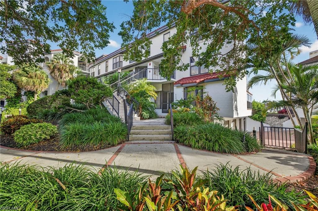 111 La Peninsula BLVD 111 NAPLES, FL 34113
