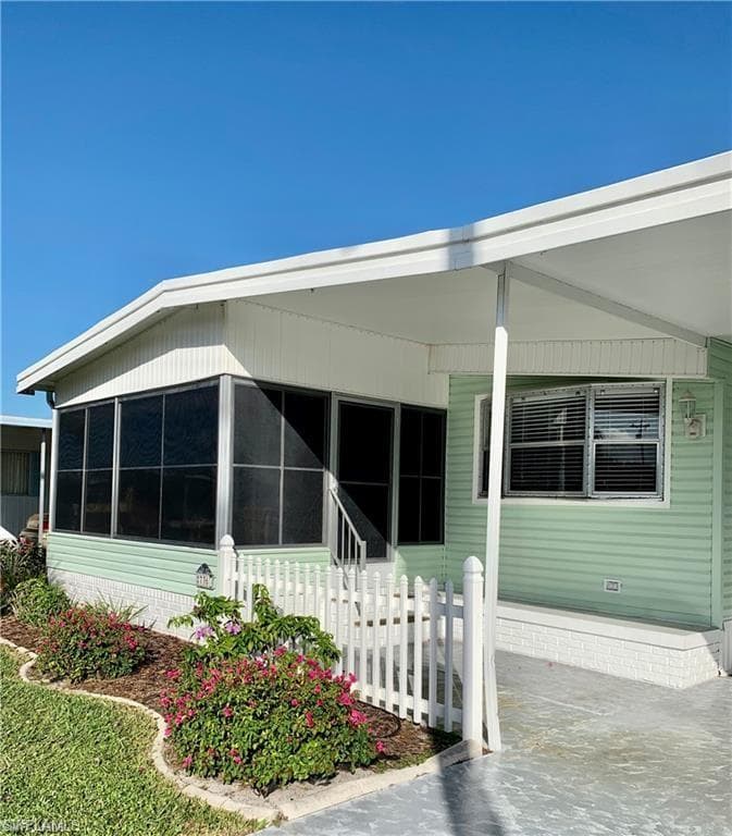736 Knotty Pine CIR NORTH FORT MYERS, FL 33917