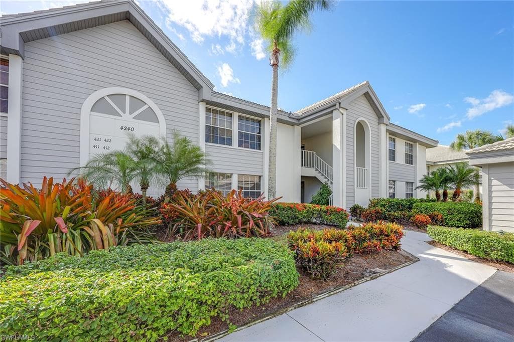 4240 Lake Forest DR 423 BONITA SPRINGS, FL 34134