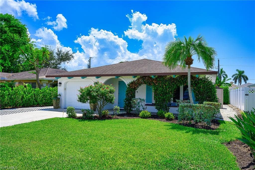 686 95th AVE N NAPLES, FL 34108