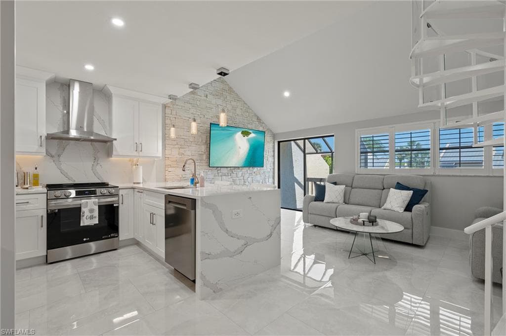 8765 Lateen LN 203 FORT MYERS, FL 33919