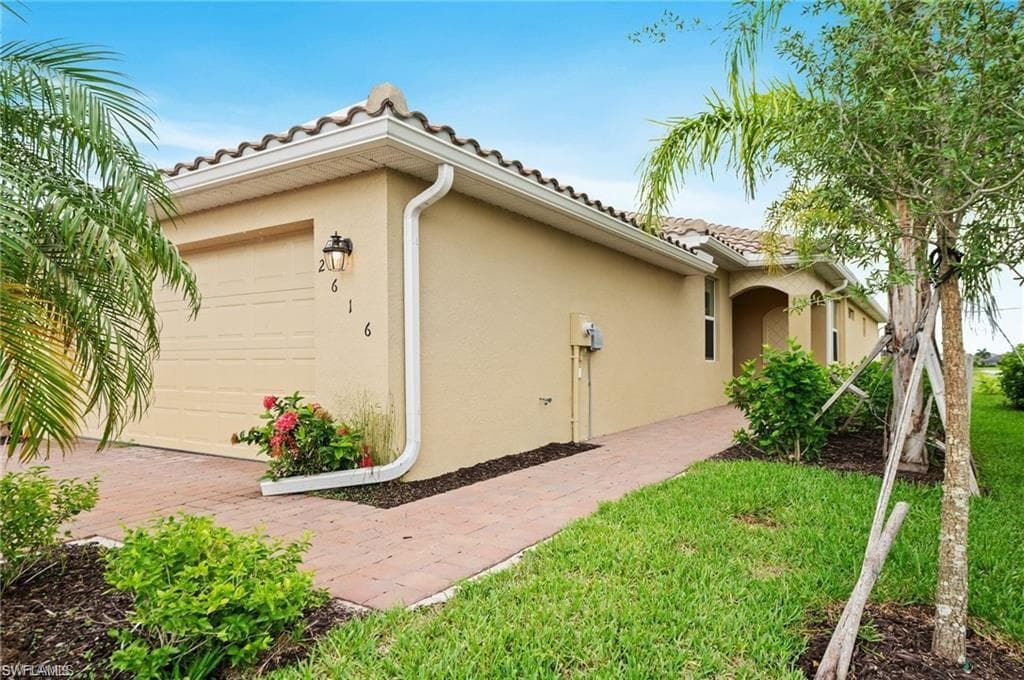2616 Vine AVE NAPLES, FL 34120