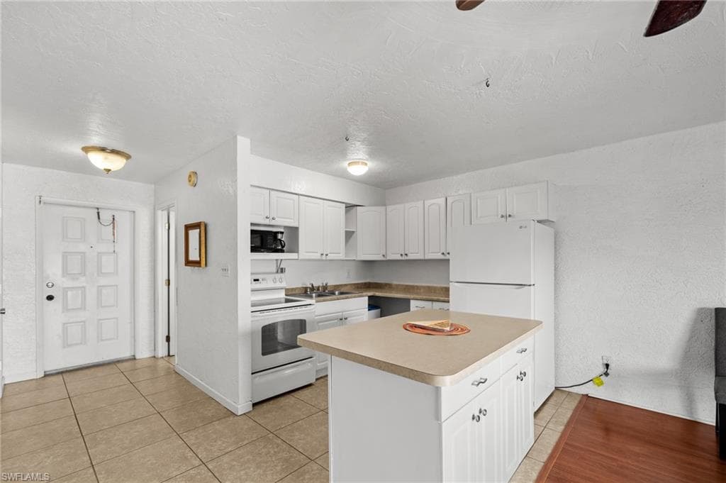 830 Wiggins Pass RD 14 NAPLES, FL 34110
