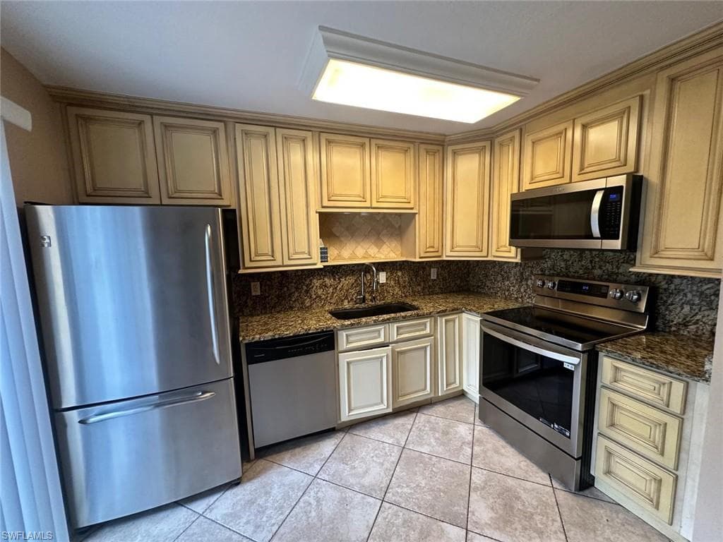 1709 Park Meadows DR 4 FORT MYERS, FL 33907