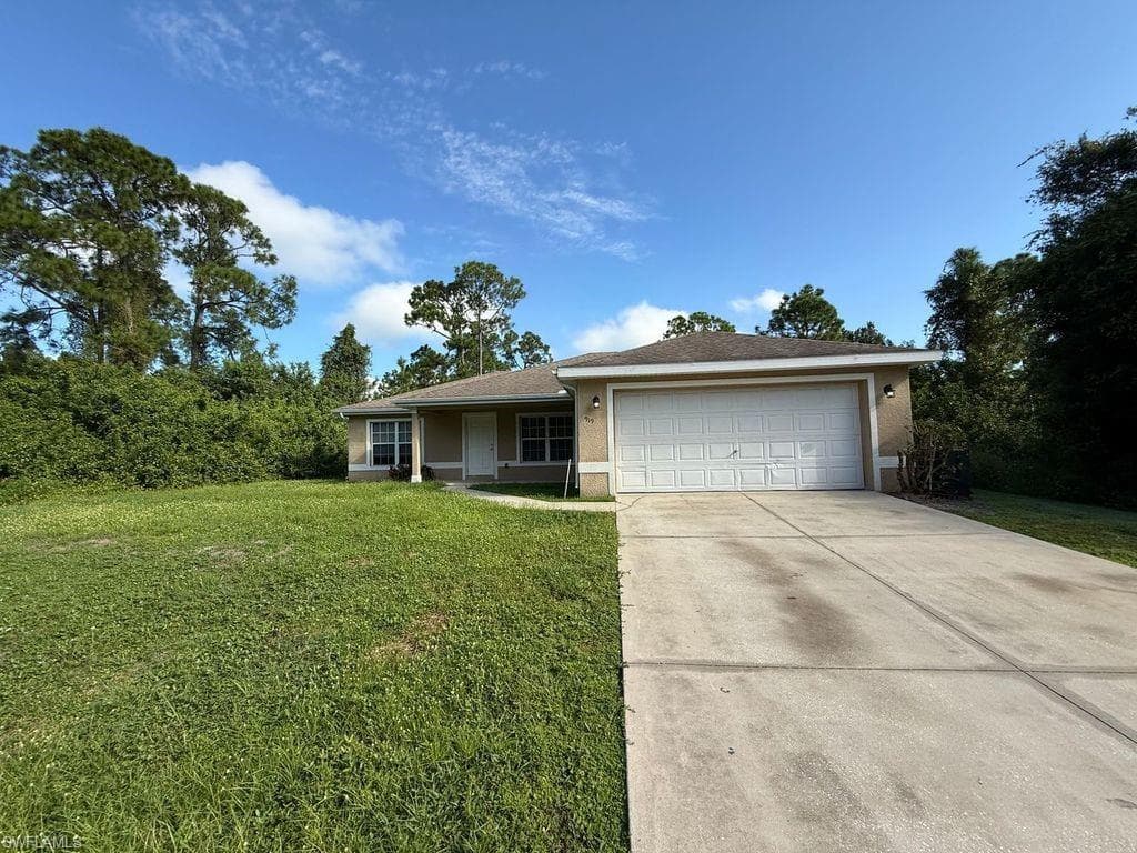 919 Berg ST E LEHIGH ACRES, FL 33974