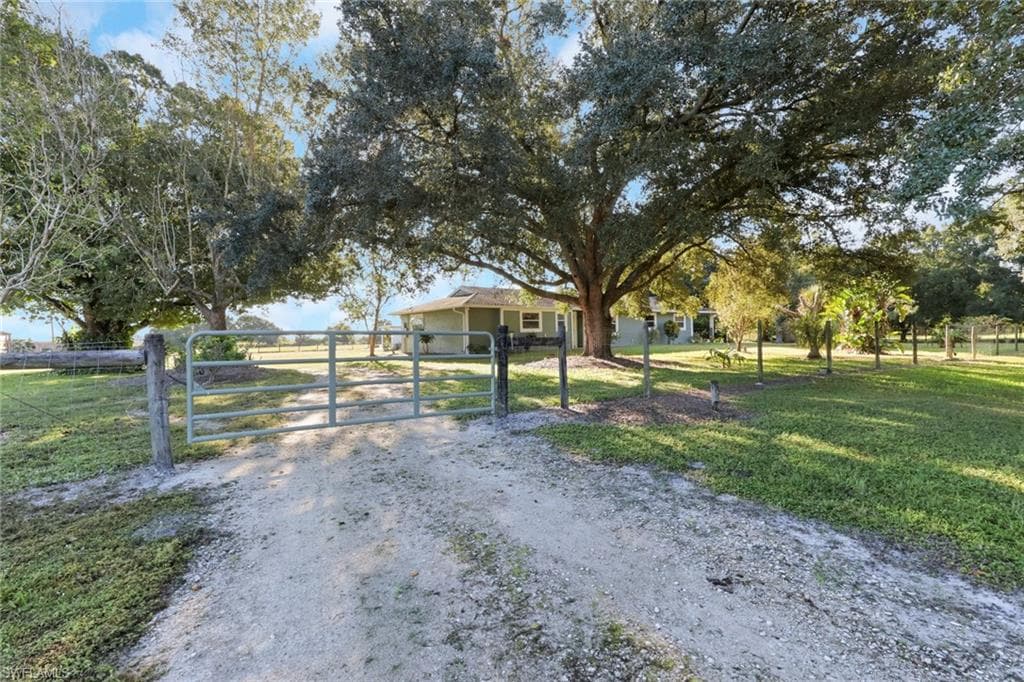 953 Niles ST FORT DENAUD, FL 33935