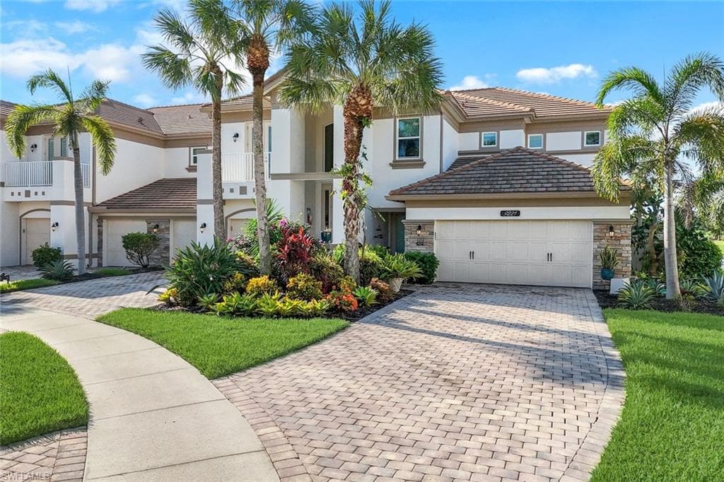 9221 Quartz LN 9-202 NAPLES, FL 34120