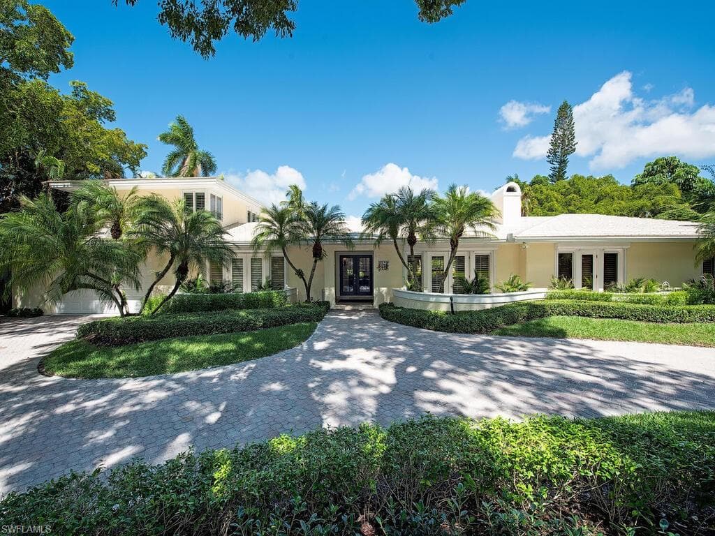 221 2nd AVE N NAPLES, FL 34102