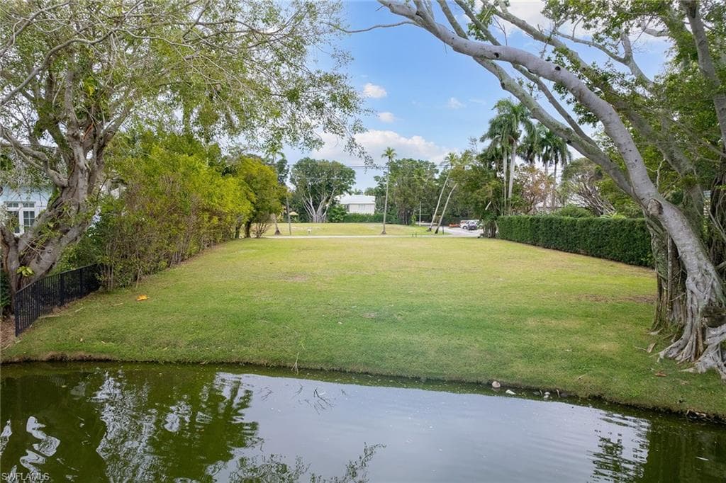 2550 Lantern LN NAPLES, FL 34102