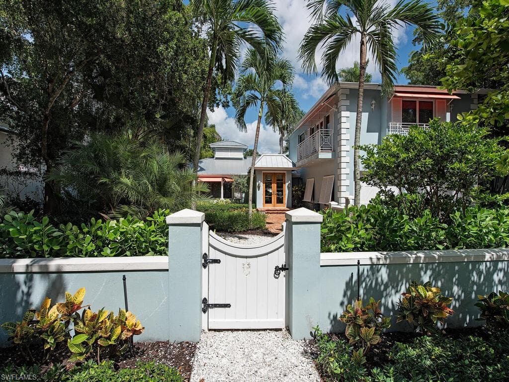 195 2nd AVE N NAPLES, FL 34102