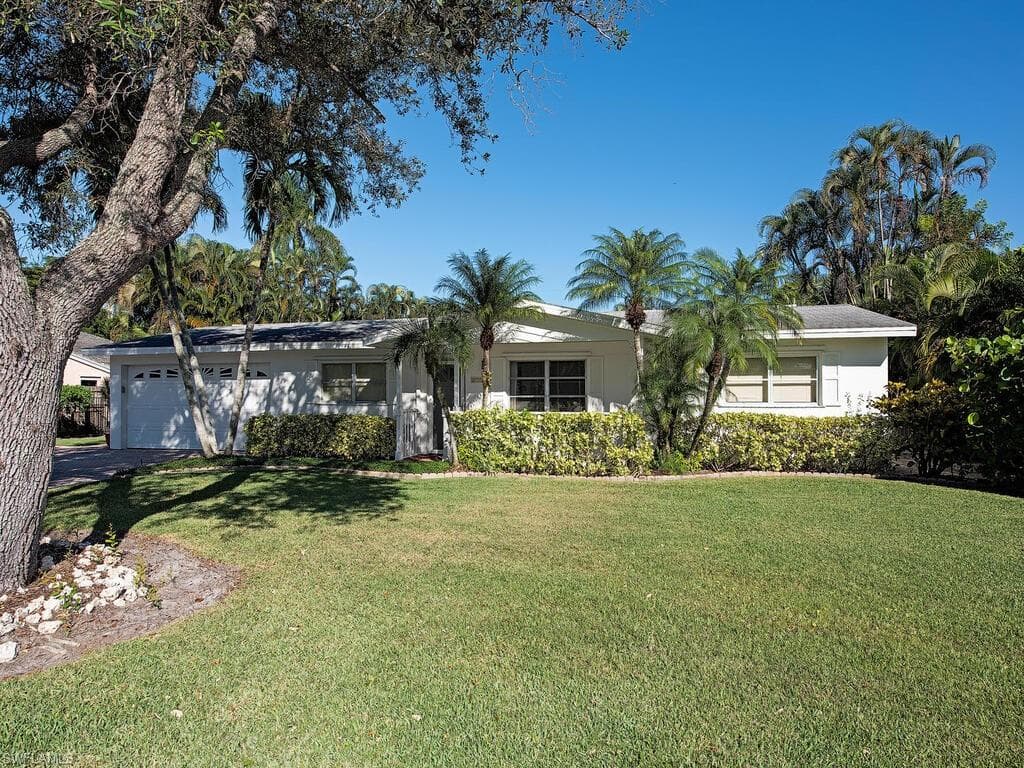 271 1st AVE S NAPLES, FL 34102