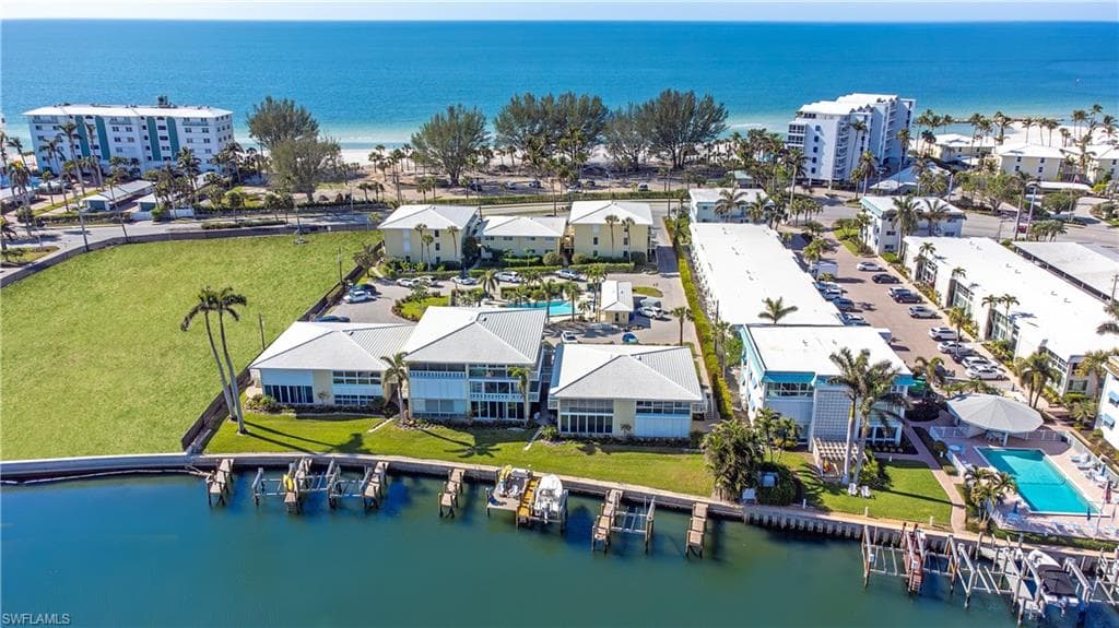 2082 Gulf Shore BLVD N 111 NAPLES, FL 34102