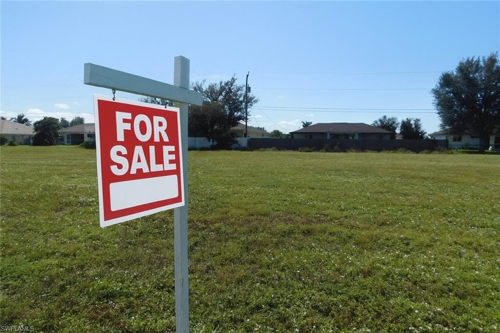 2148 Diplomat PKWY E CAPE CORAL, FL 33909