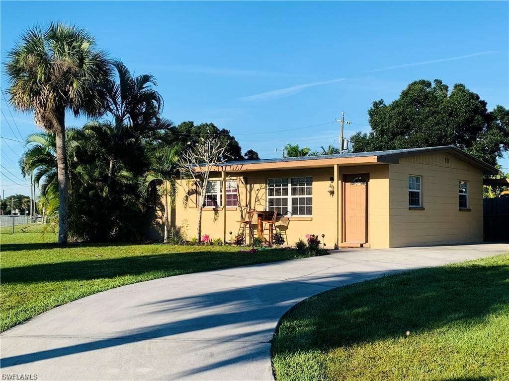 860 Camellia DR NORTH FORT MYERS, FL 33903