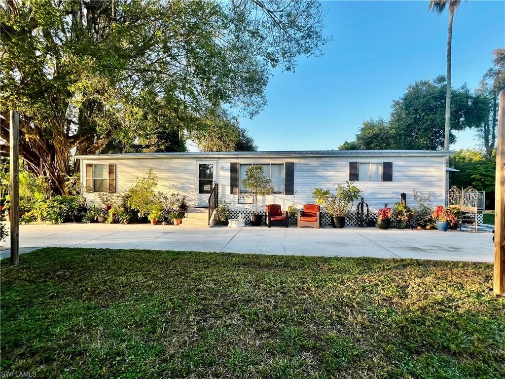 7623/7621 Breeze DR NORTH FORT MYERS, FL 33917