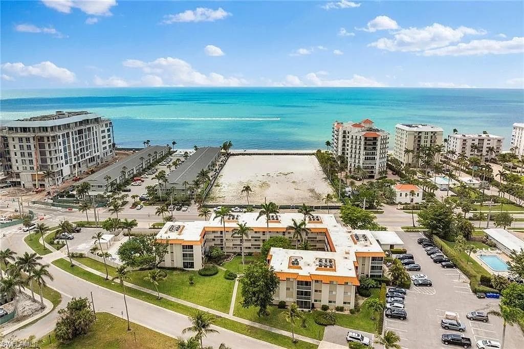 1100 Gulf Shore BLVD N 301 NAPLES, FL 34102