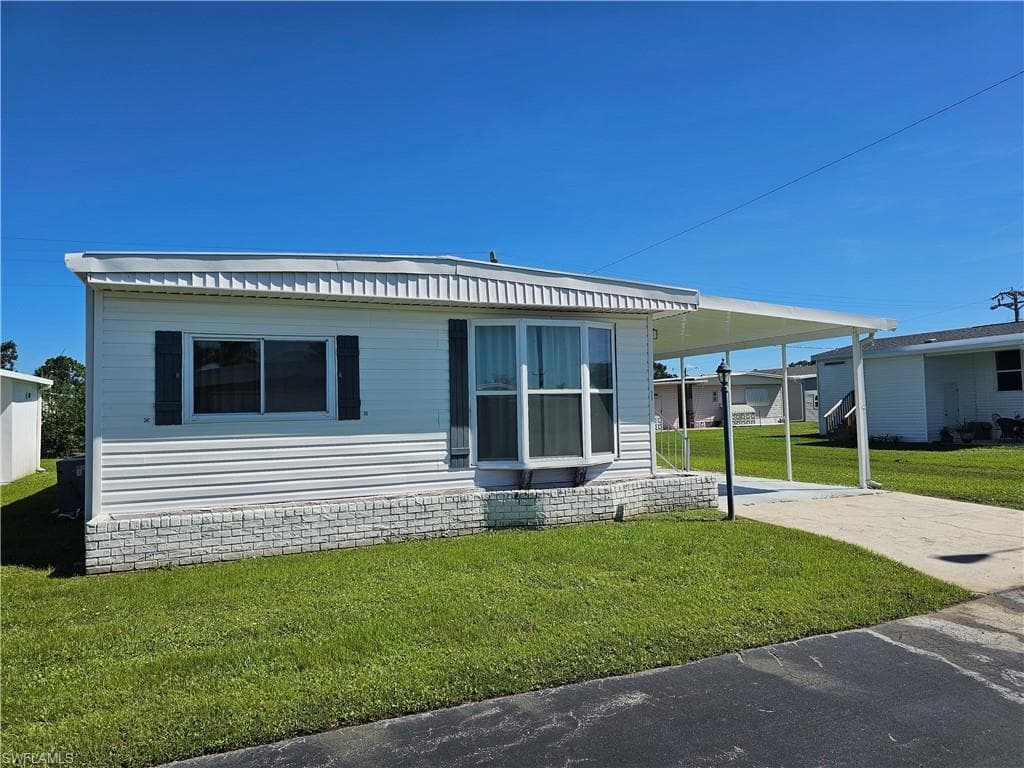 559 Winning WAY NORTH FORT MYERS, FL 33917