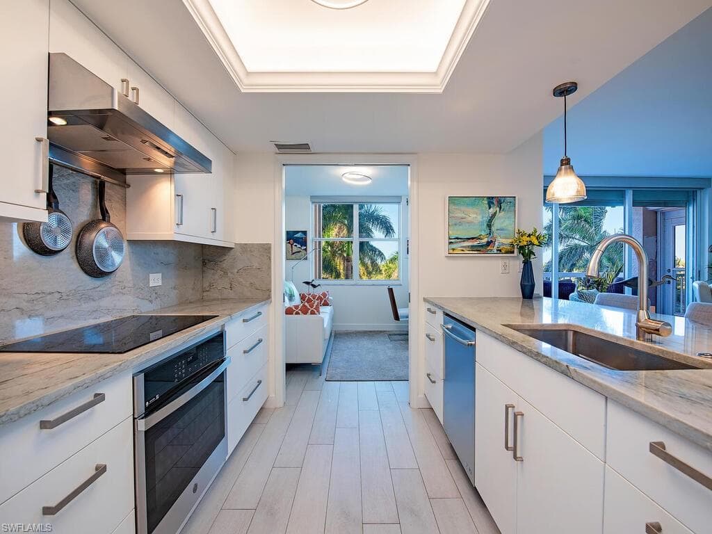 6585 Nicholas BLVD 303 NAPLES, FL 34108
