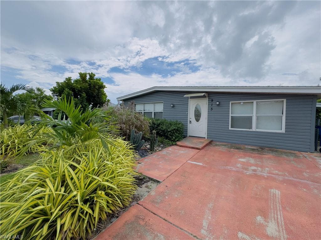 913 Hudson AVE LEHIGH ACRES, FL 33936