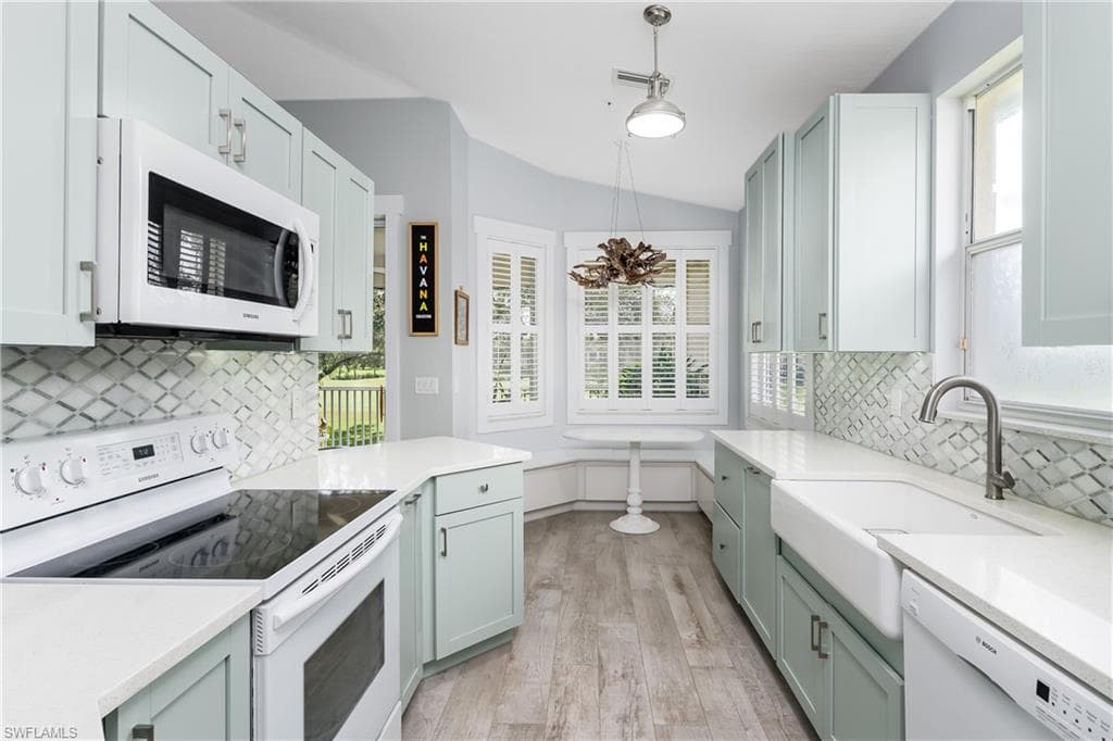 650 Lalique CIR 308 NAPLES, FL 34119