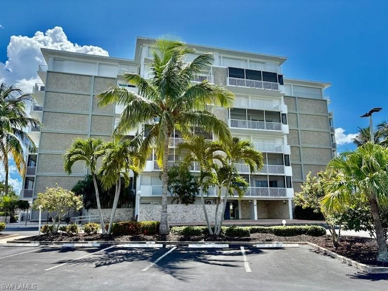 60 Pelican ST W 106 NAPLES, FL 34113