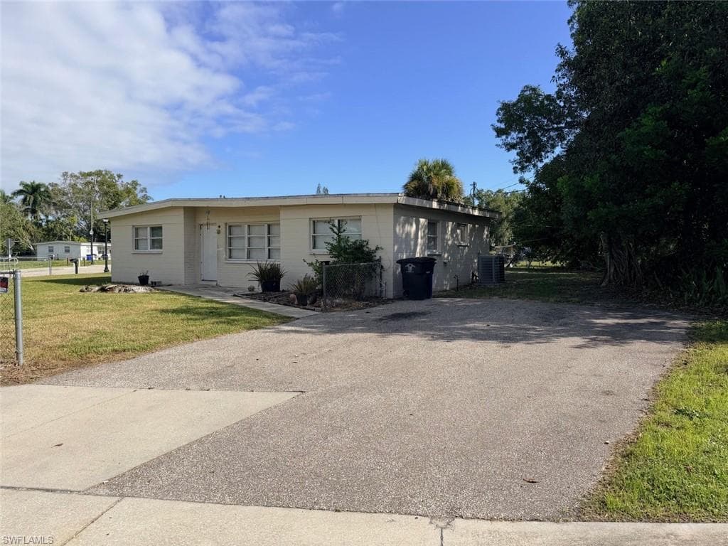1341 Gardenia AVE FORT MYERS, FL 33916