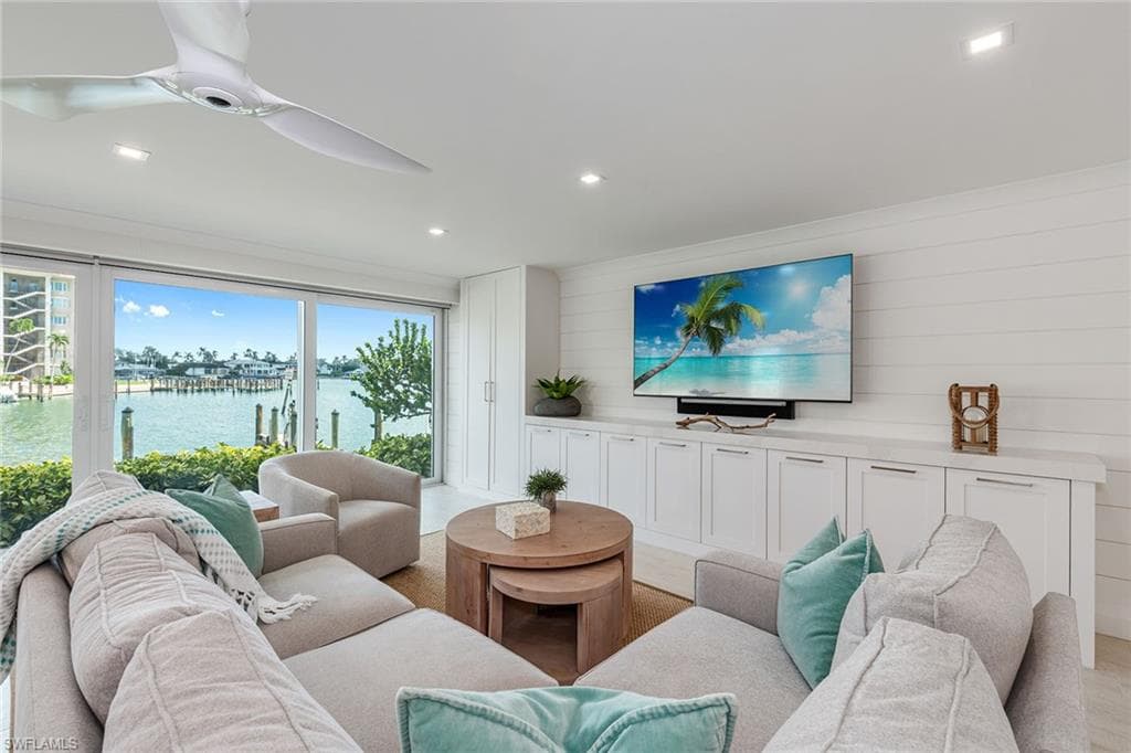 2850 Gulf Shore BLVD N 110 NAPLES, FL 34103