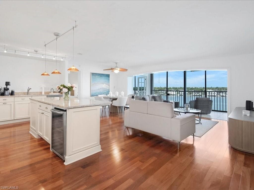 2750 Gulf Shore BLVD N 602 NAPLES, FL 34103