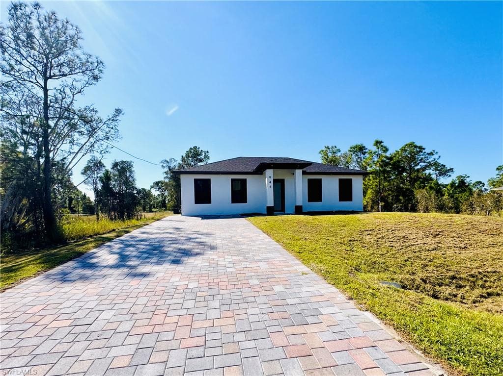 946 Panda DR LEHIGH ACRES, FL 33974
