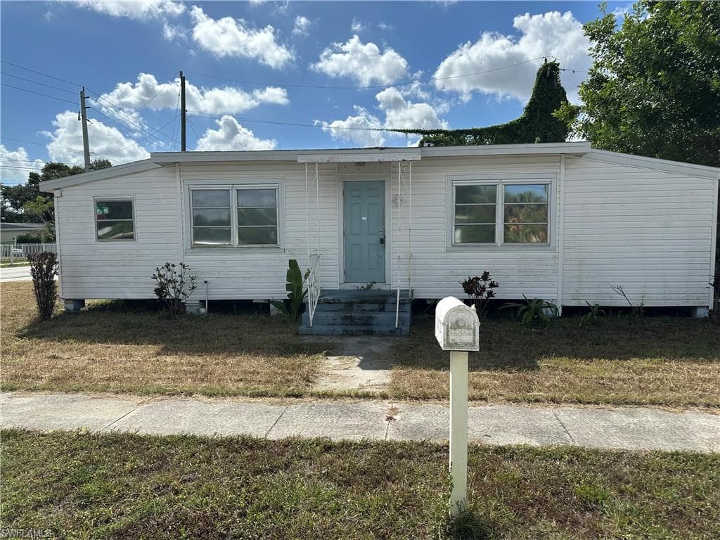 2072 Maple AVE FORT MYERS, FL 33901