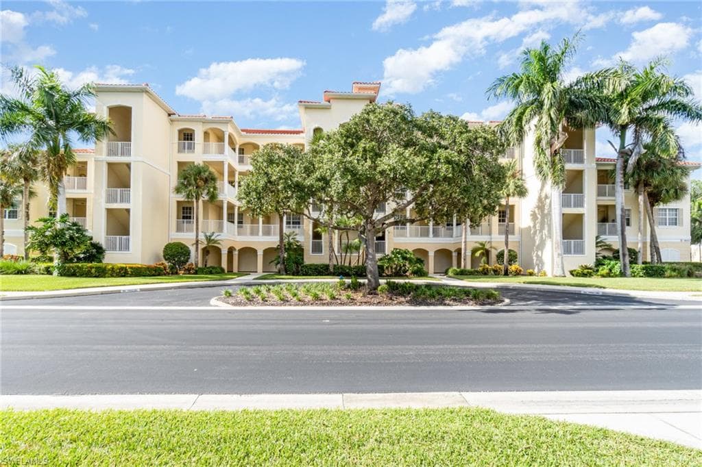 4843 Hampshire CT 106 NAPLES, FL 34112