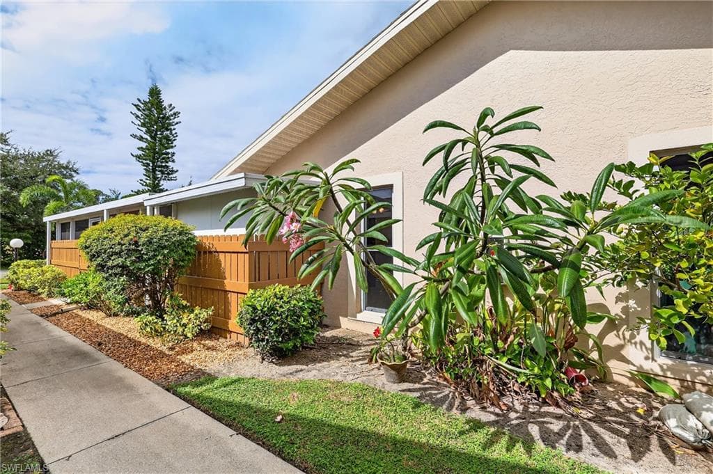 5811 Crystal Lake LN 102 NORTH FORT MYERS, FL 33917