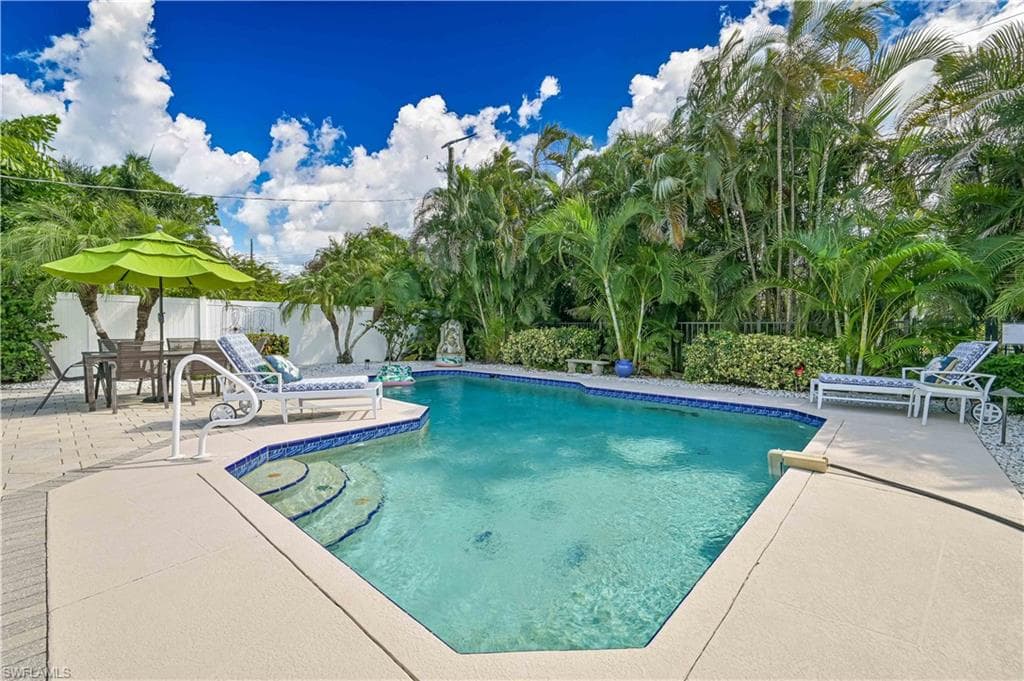 572 105th AVE N NAPLES, FL 34108
