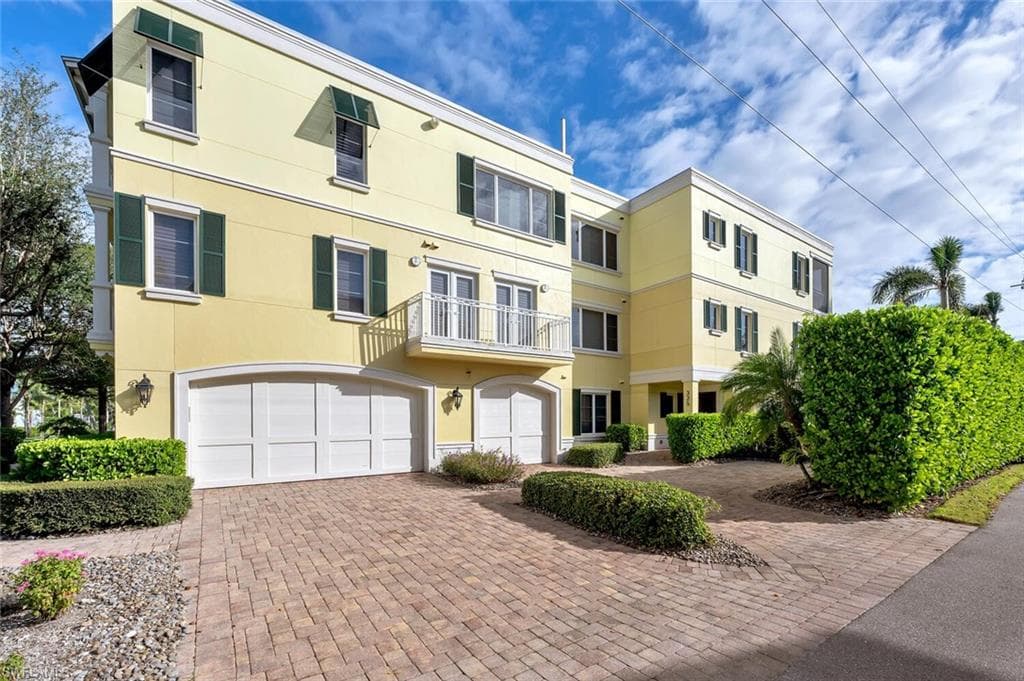 325 3rd ST S 6 NAPLES, FL 34102