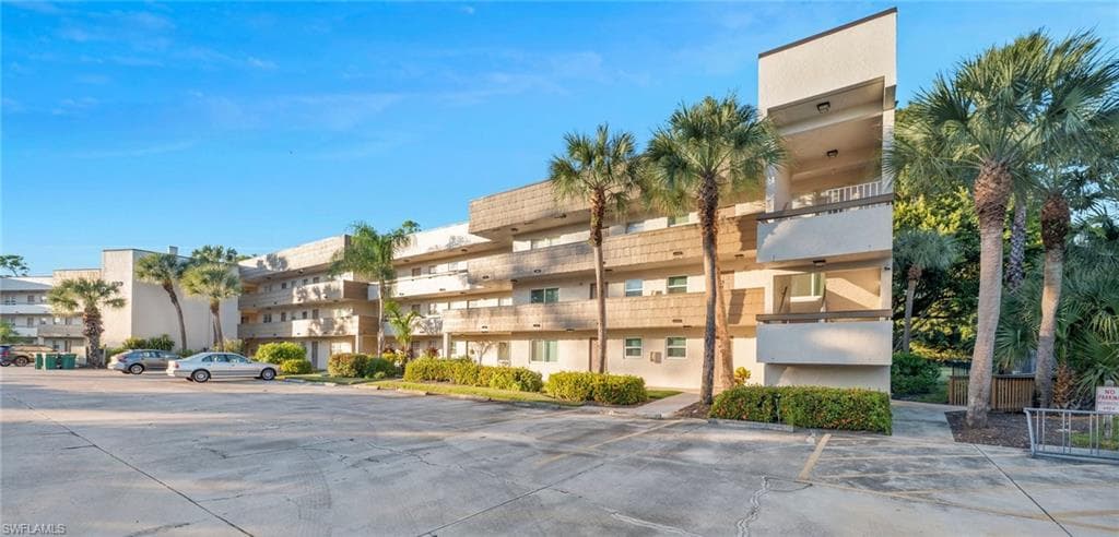 499 Forest Lakes BLVD 308 NAPLES, FL 34105
