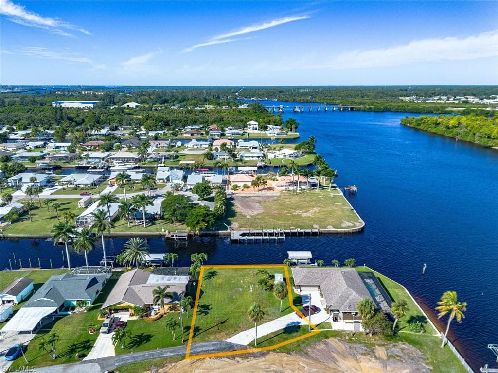 2193 River RD FORT MYERS, FL 33905