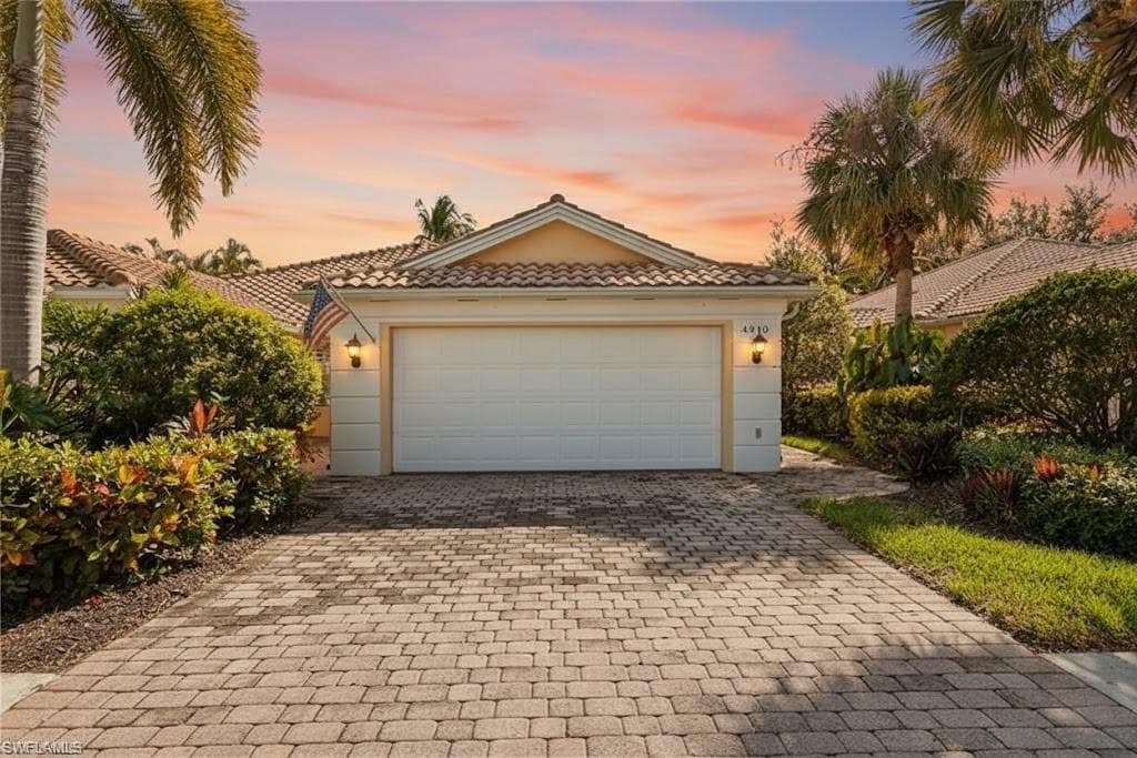 4910 Kingston WAY NAPLES, FL 34119