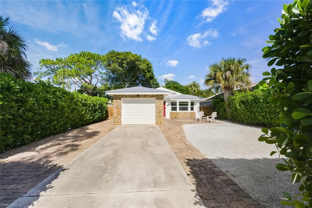 809 101st AVE N NAPLES, FL 34108