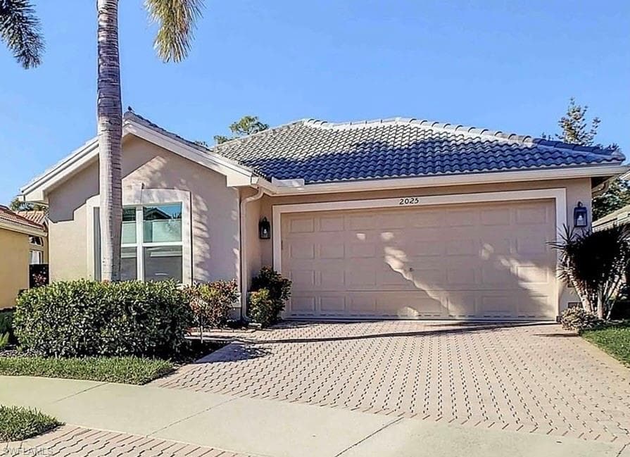 2025 PAINTED PALM DR NAPLES, FL 34119
