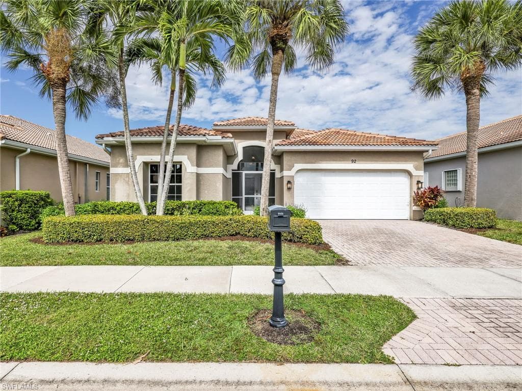 92 Glen Eagle CIR NAPLES, FL 34104
