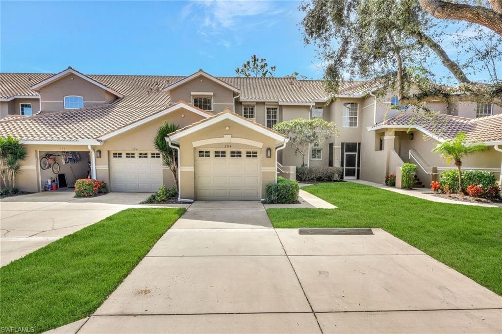 8225 Danbury BLVD 204 NAPLES, FL 34120