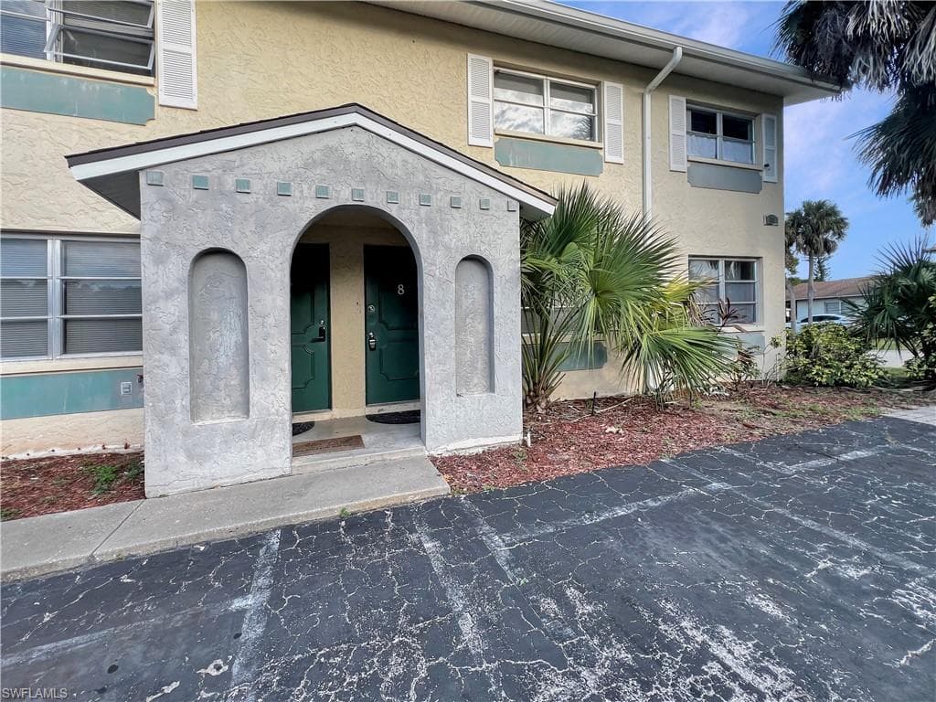 6635 Warwick CIR 8 FORT MYERS, FL 33919